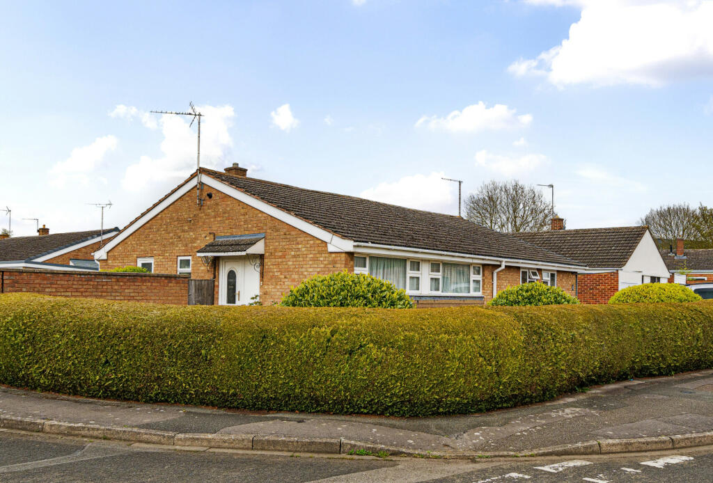 2 bedroom bungalow for sale in Harpfield Road, Cleeve