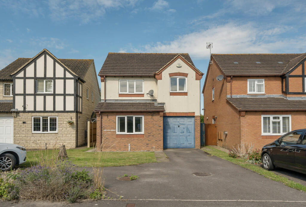 3 bedroom detached house for sale in The Cornfields, Cleeve