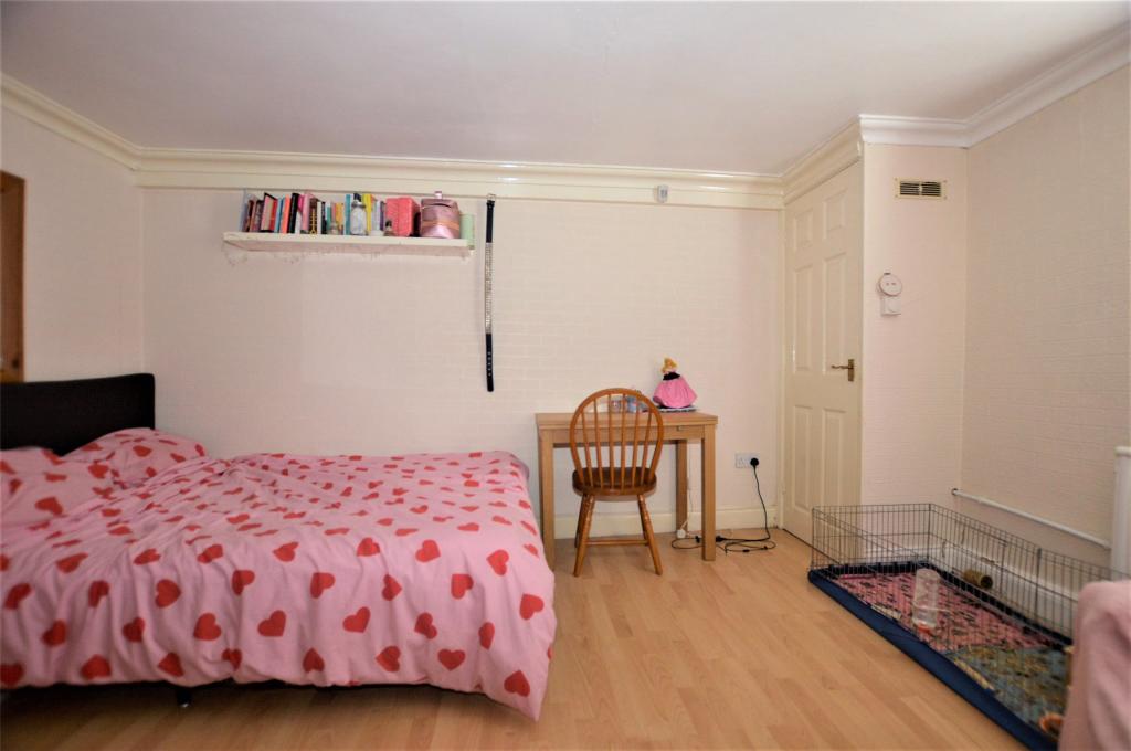 Studio apartment for sale in London Road, Cheltenham, Gloucestershire, GL52