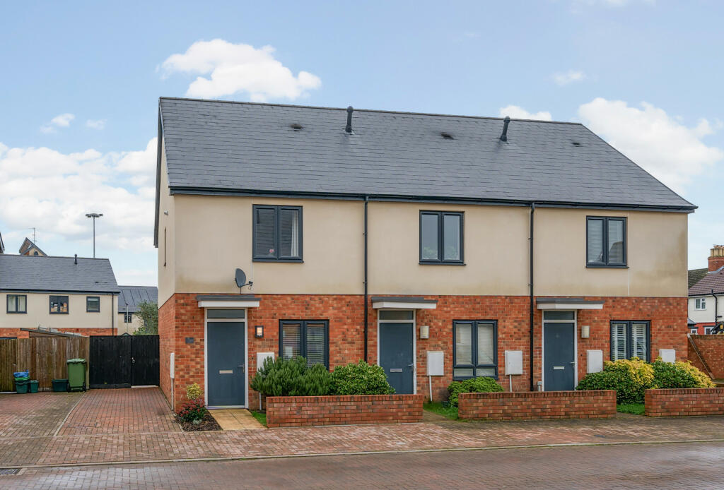 2 bedroom end of terrace house for sale in Gala Close, Cheltenham, Glos