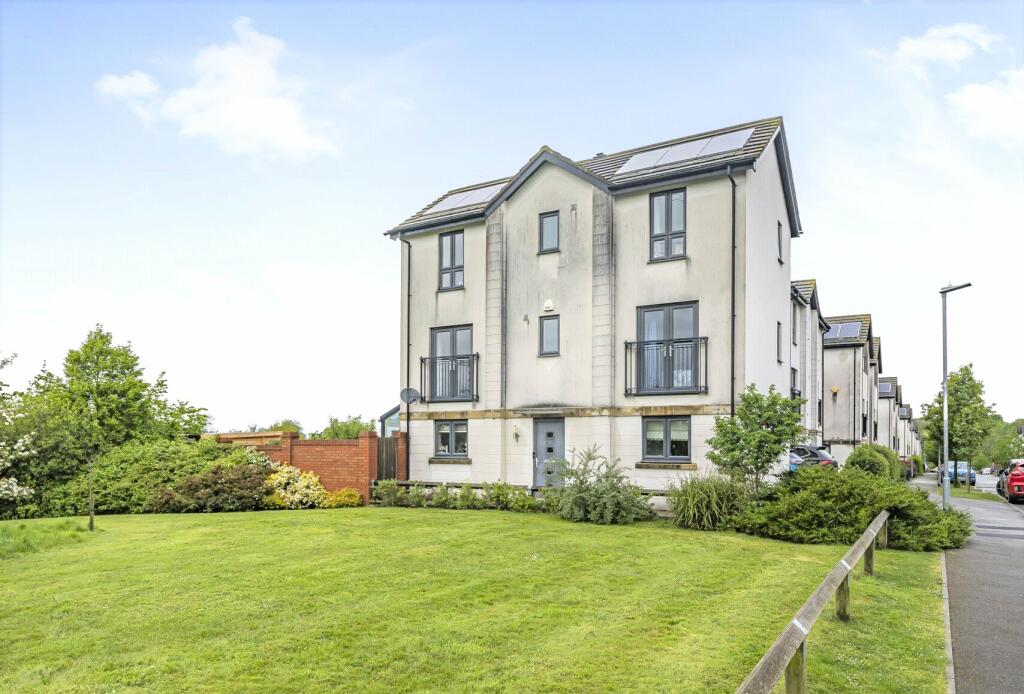 4 bedroom link detached house for sale in Denman Avenue, Cheltenham