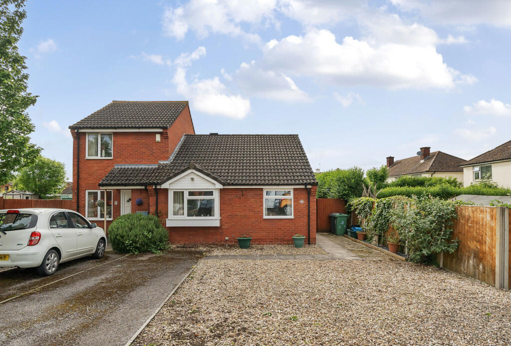 2 bedroom bungalow for sale in Sisson End, Gloucester, GL2