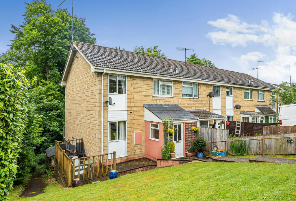 3 bedroom terraced house for sale in Nortonwood, Forest Green
