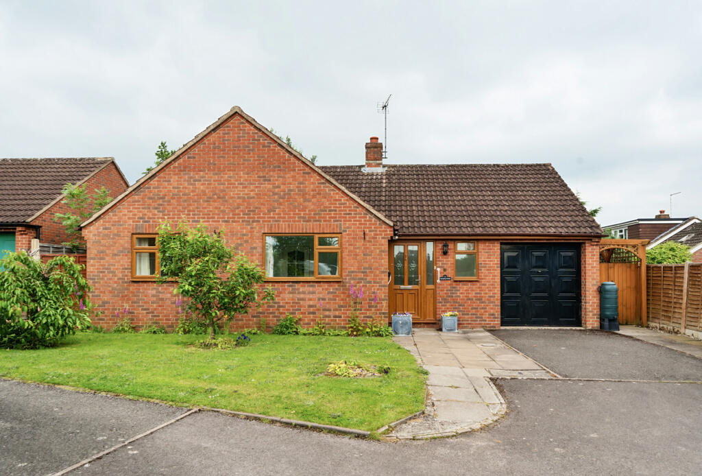 3 bedroom bungalow for sale in Hillend Road, Twyning, Tewkesbury