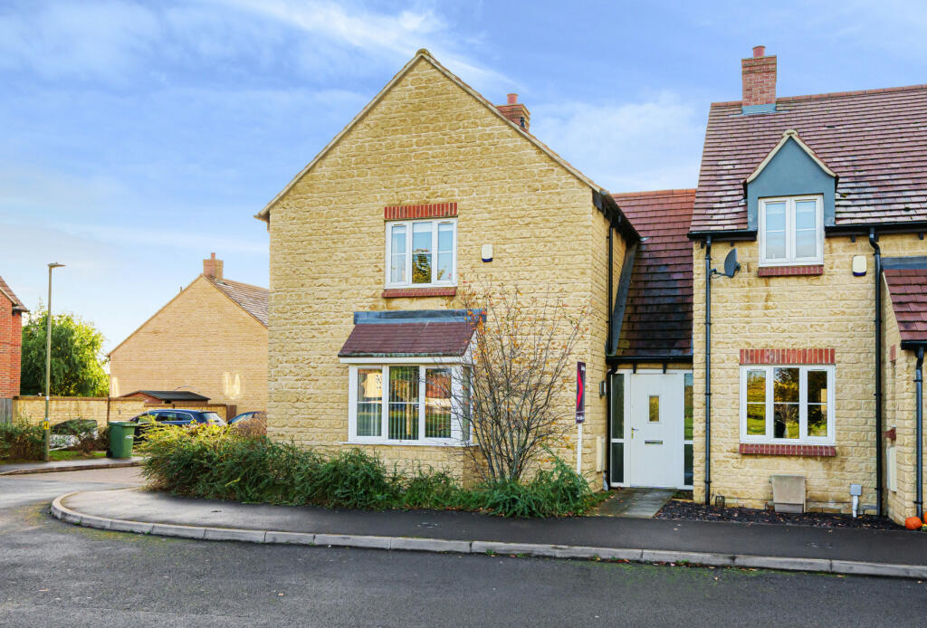 3 bedroom semidetached house for sale in Wellington Way, Southmoor