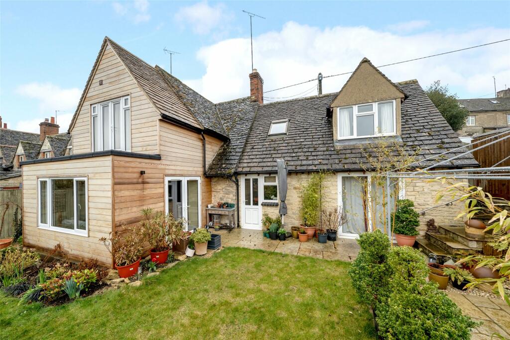 3 bedroom end of terrace house for sale in Mount Pleasant, Witney, Oxfordshire, OX28