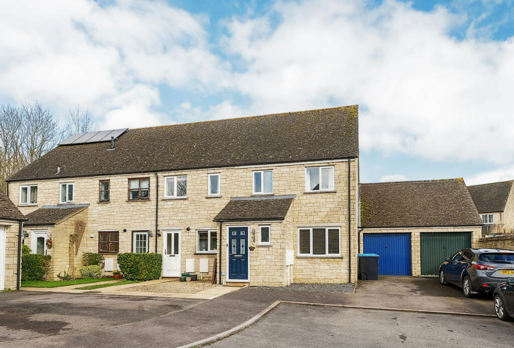2 bedroom terraced house for sale in Stow Avenue, WITNEY, Oxfordshire, OX28