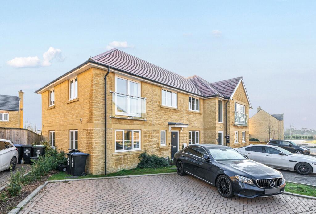 Main image of property: Linden Gardens, Carterton, Oxfordshire, OX18