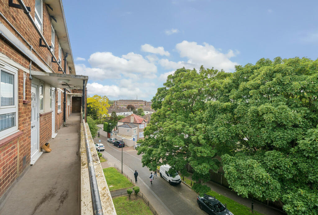 2 bedroom apartment for sale in Laburnum Road, Mitcham, CR4