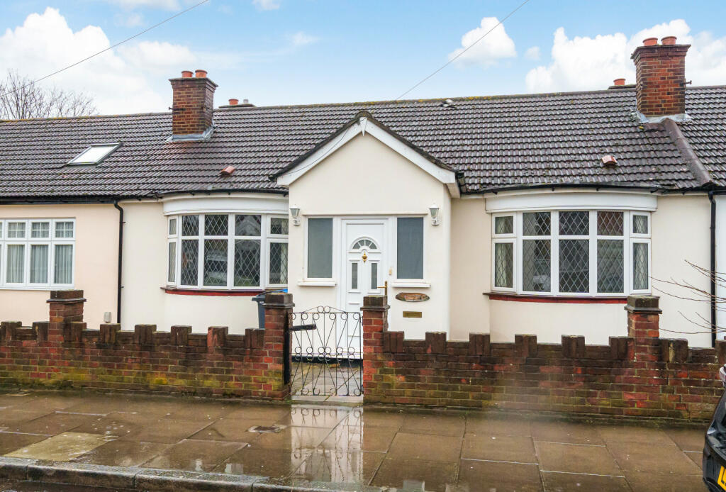 2 bedroom bungalow for sale in Edgehill Road, Mitcham, CR4