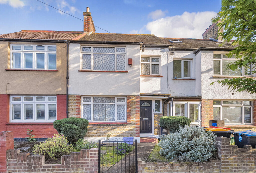3 bedroom terraced house for sale in Sherwood Park Road, Mitcham, CR4