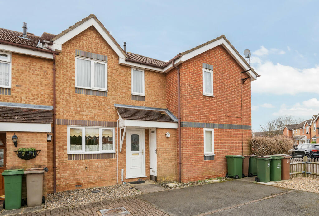 3 bedroom terraced house for sale in Cotswold Way, Worcester Park, KT4