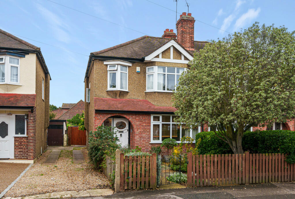 3 bedroom semidetached house for sale in Elmwood Close, Wallington