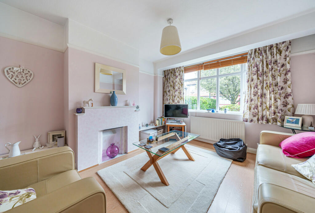 3 bedroom semidetached house for sale in Elmwood Close, Wallington