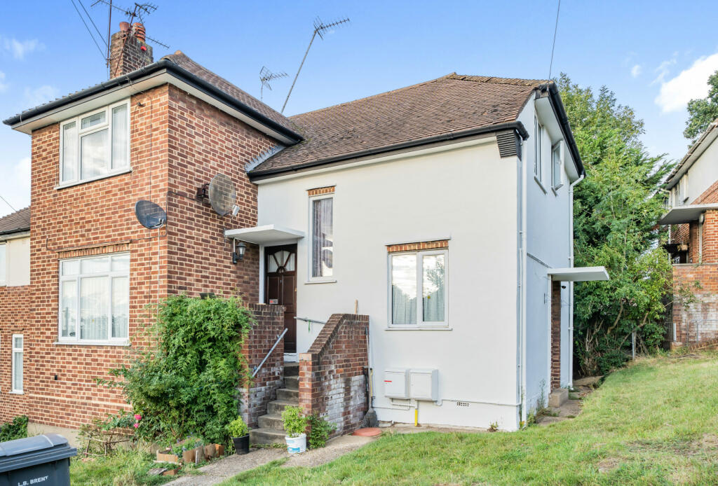 2 bedroom apartment for sale in Haydon Close, Kingsbury, London, NW9
