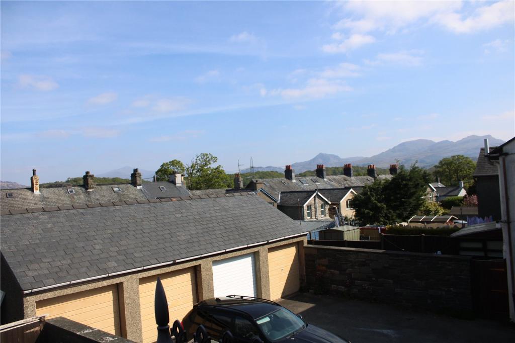 3 bedroom end of terrace house for sale in Maes Y Garth, Minffordd