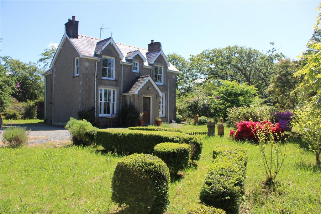 2 bedroom detached house for sale in Pentrefelin, Criccieth, Gwynedd, LL52