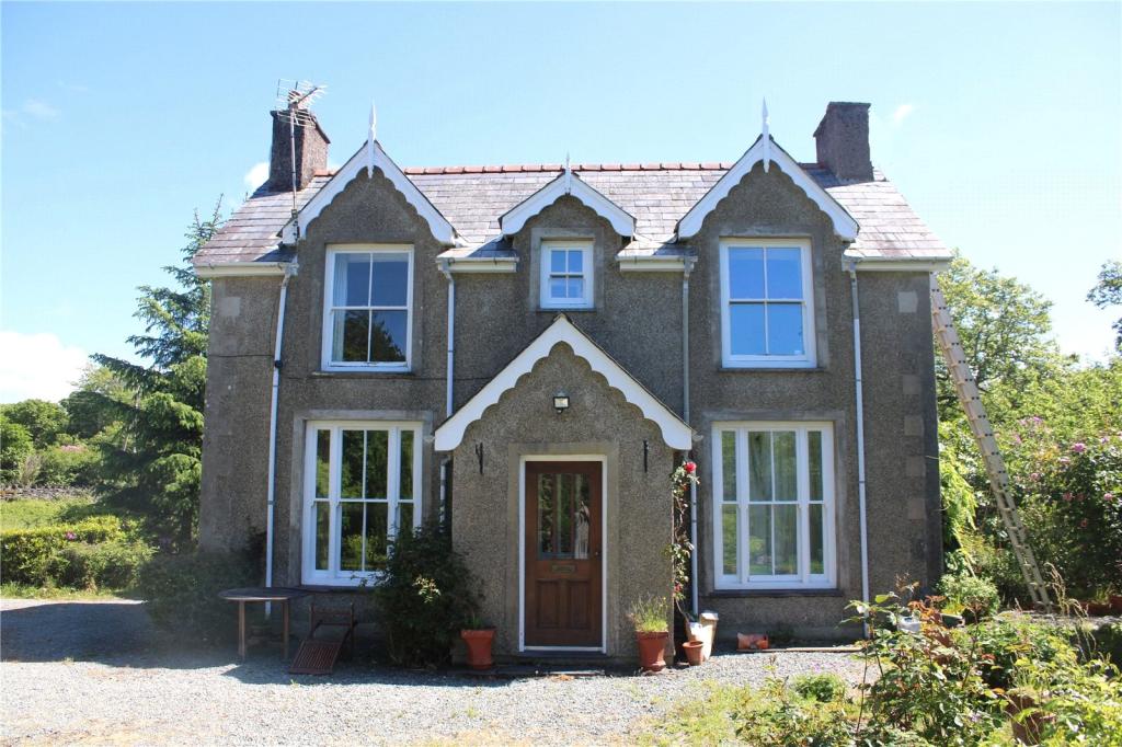 2 bedroom detached house for sale in Pentrefelin, Criccieth, Gwynedd, LL52
