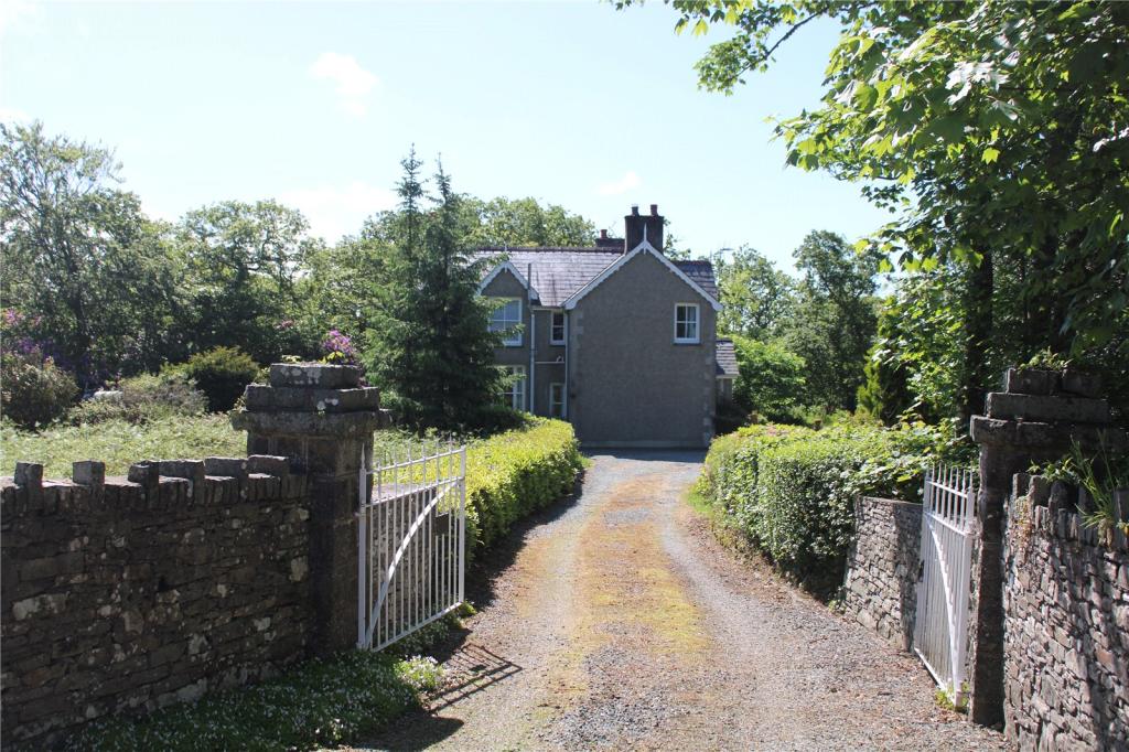 2 bedroom detached house for sale in Pentrefelin, Criccieth, Gwynedd, LL52