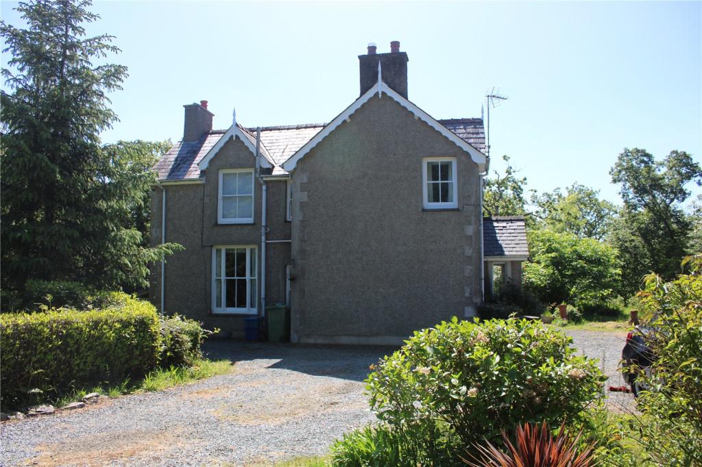 2 bedroom detached house for sale in Pentrefelin, Criccieth, Gwynedd, LL52