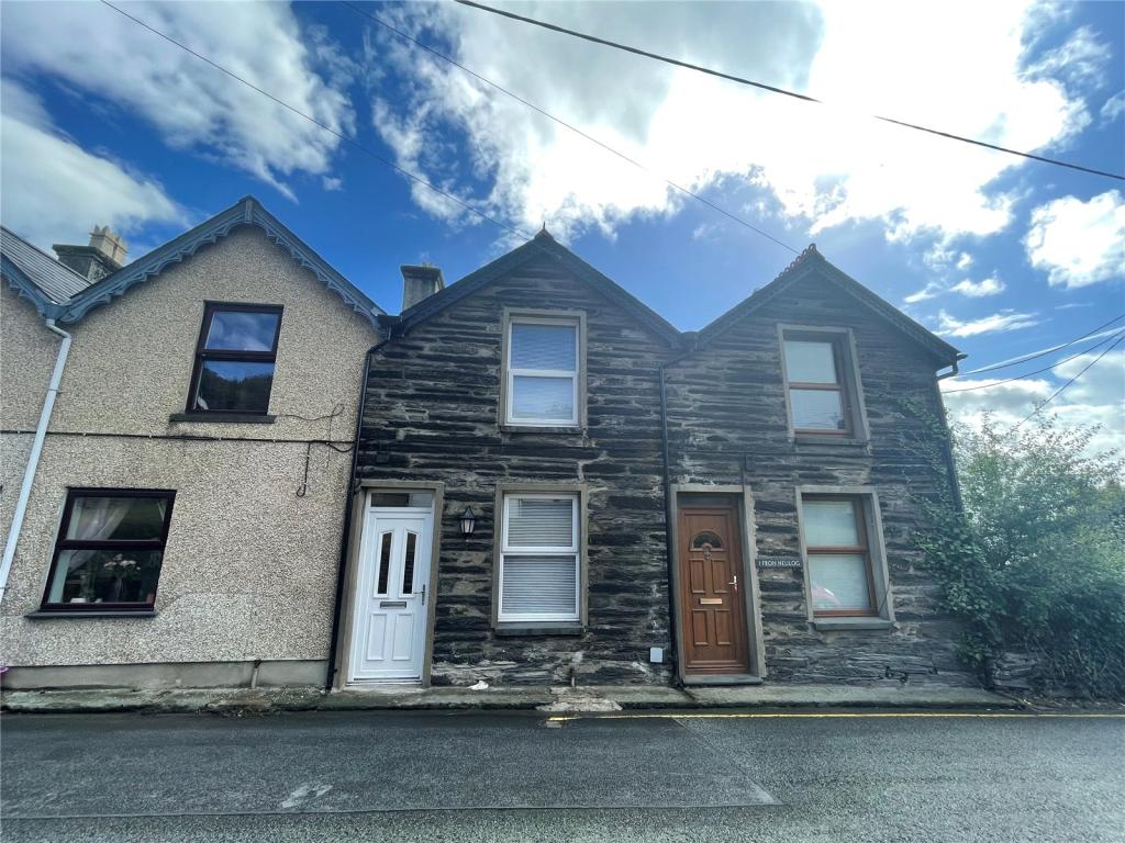 2 bedroom terraced house for sale in Fron Heulog, Penrhyndeudraeth