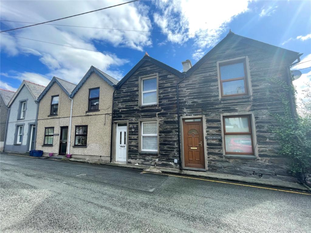 2 bedroom terraced house for sale in Fron Heulog, Penrhyndeudraeth