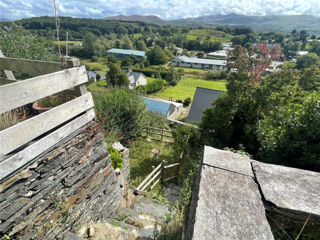 2 bedroom terraced house for sale in Fron Heulog, Penrhyndeudraeth