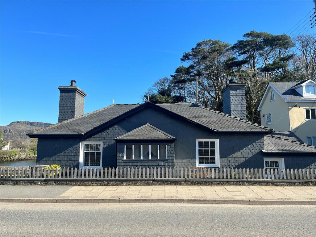 2 bedroom bungalow for sale in Porthmadog, Gwynedd, LL49