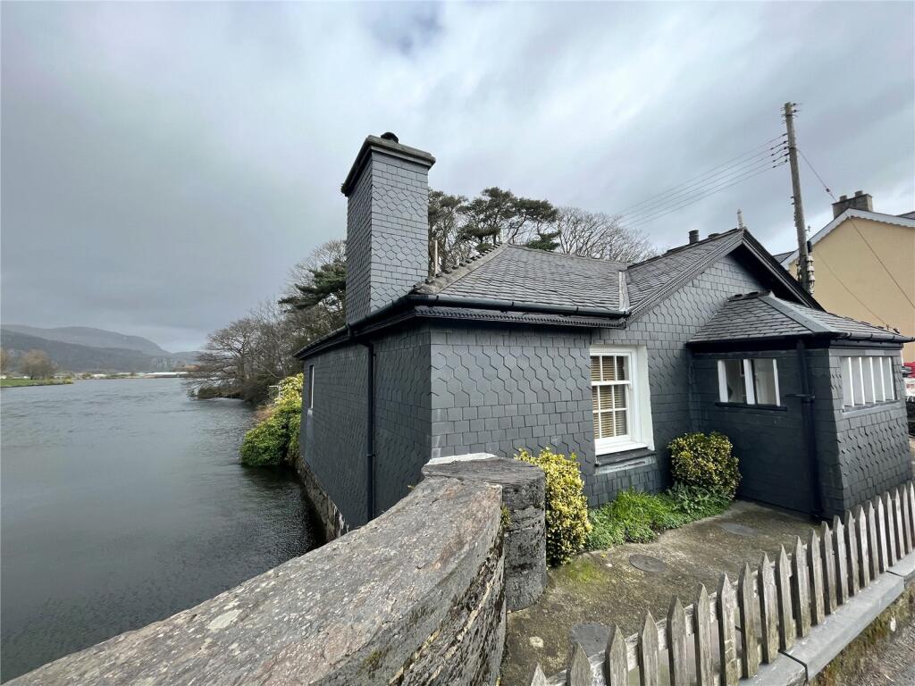 2 bedroom bungalow for sale in Porthmadog, Gwynedd, LL49