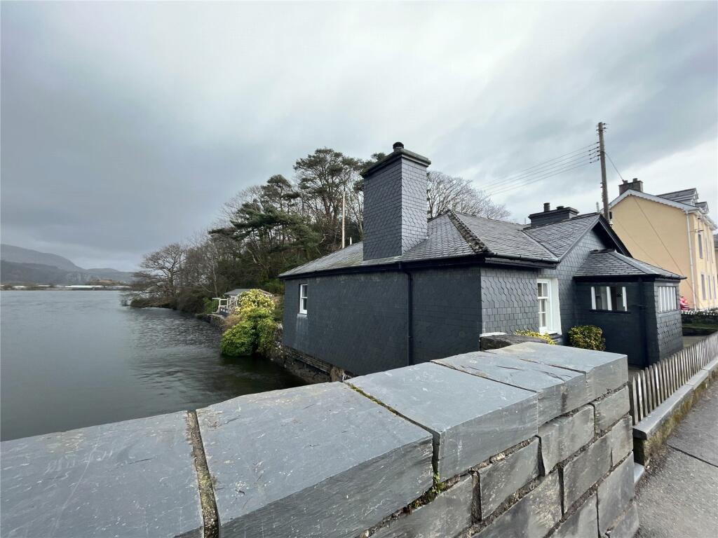 2 bedroom bungalow for sale in Porthmadog, Gwynedd, LL49