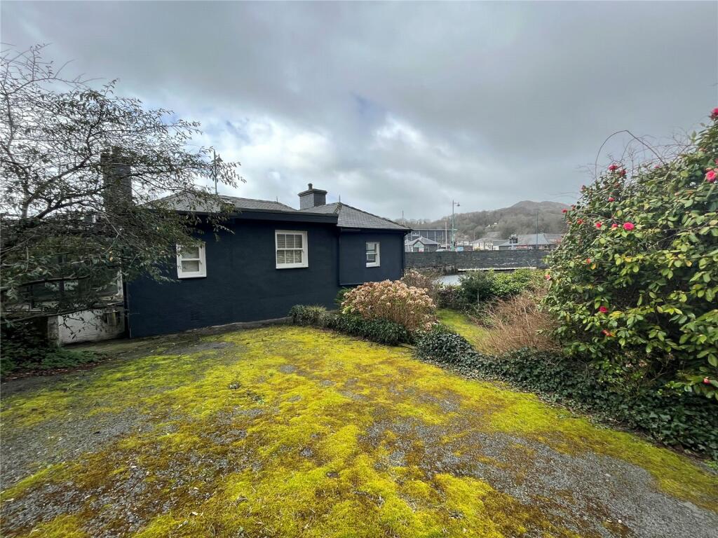 2 bedroom bungalow for sale in Porthmadog, Gwynedd, LL49