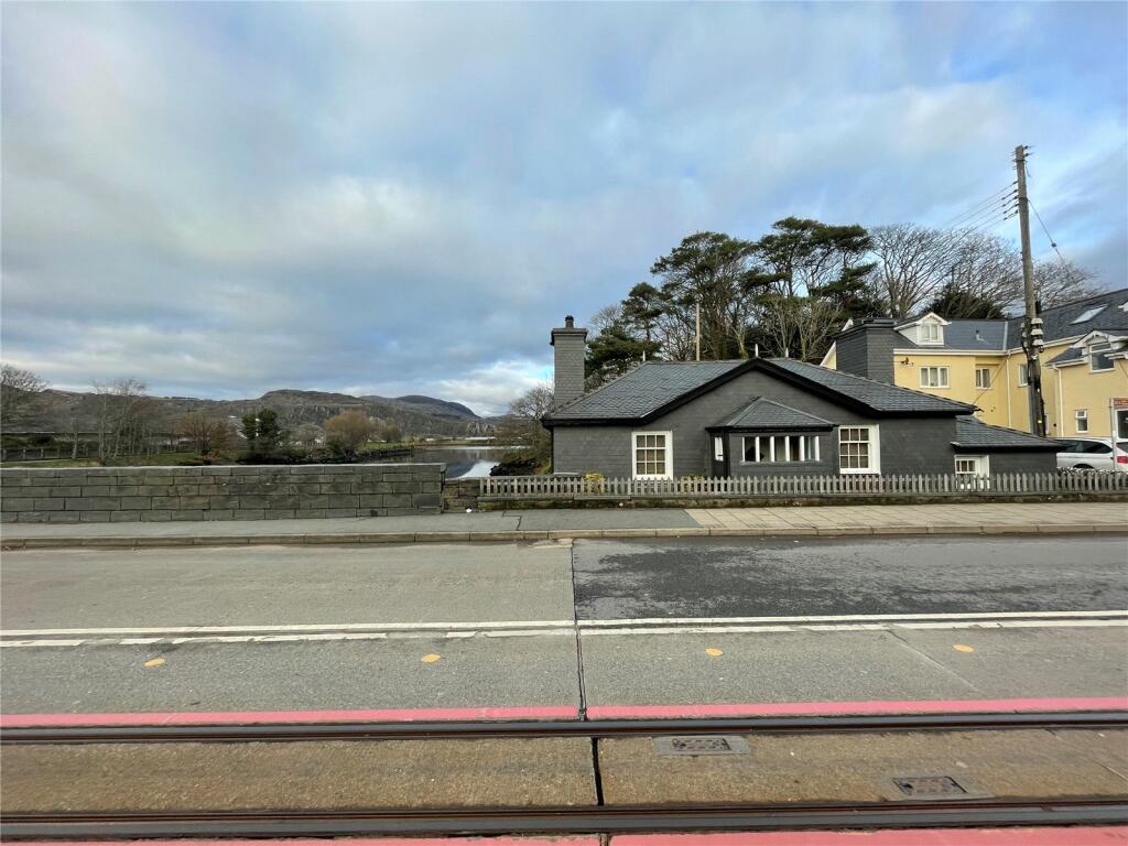 2 bedroom bungalow for sale in Porthmadog, Gwynedd, LL49
