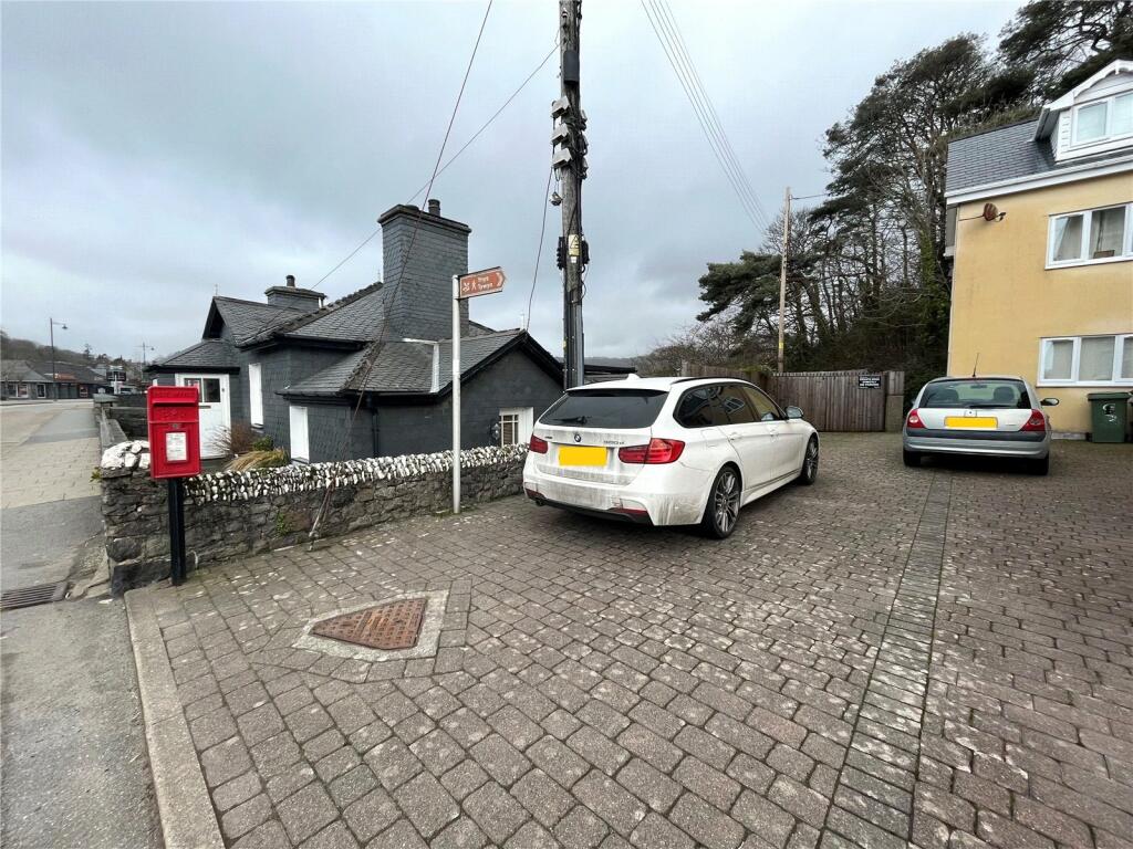 2 bedroom bungalow for sale in Porthmadog, Gwynedd, LL49