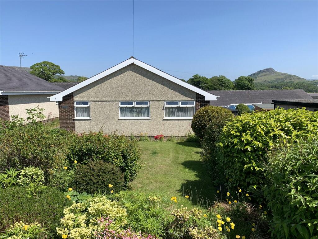 3 bedroom bungalow for sale in Bryn Tyddyn, Pentrefelin, Criccieth