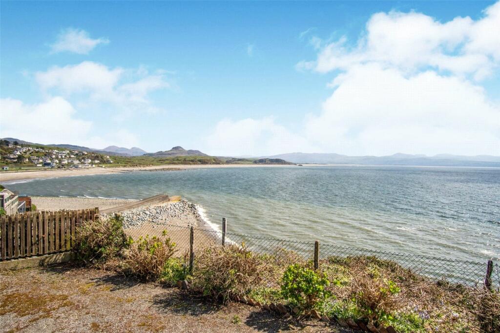 2 bedroom terraced house for sale in Castle Street, Criccieth, Gwynedd