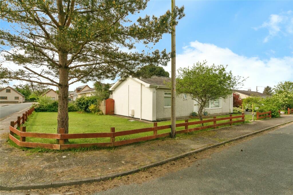 3 bedroom bungalow for sale in Morfa Bychan, Porthmadog, Gwynedd, LL49