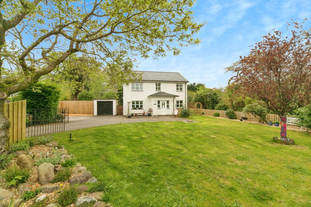 4 bedroom detached house for sale in Pentrefelin, Cricieth, Gwynedd, LL52