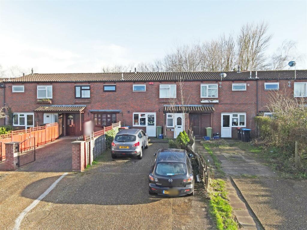 3 bedroom terraced house for sale in Turnmill Avenue, Springfield