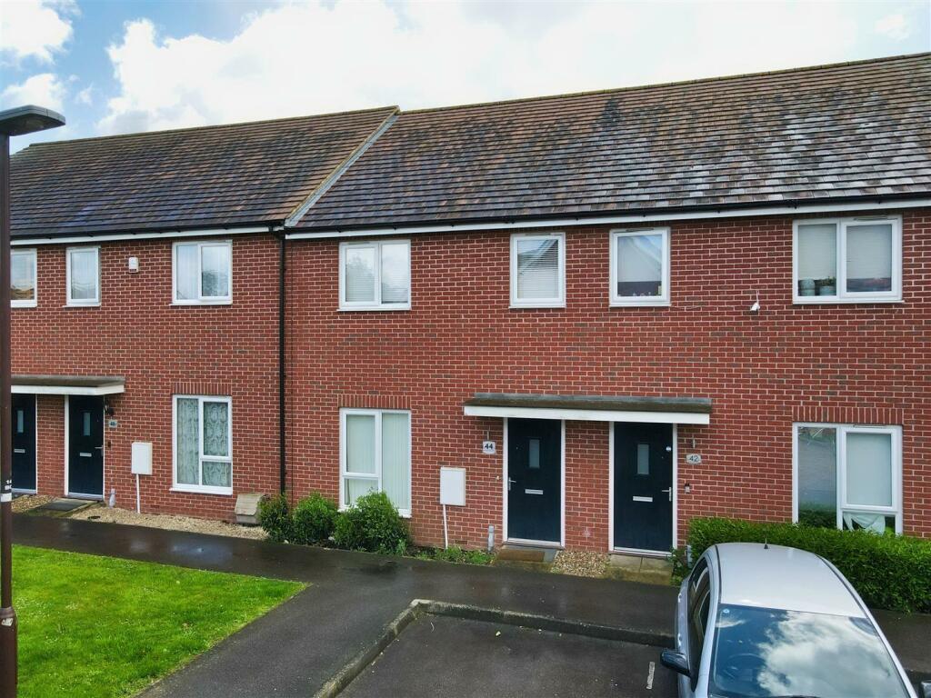 3 bedroom terraced house for sale in Bowling Green Close, Bletchley, Milton Keynes, MK2