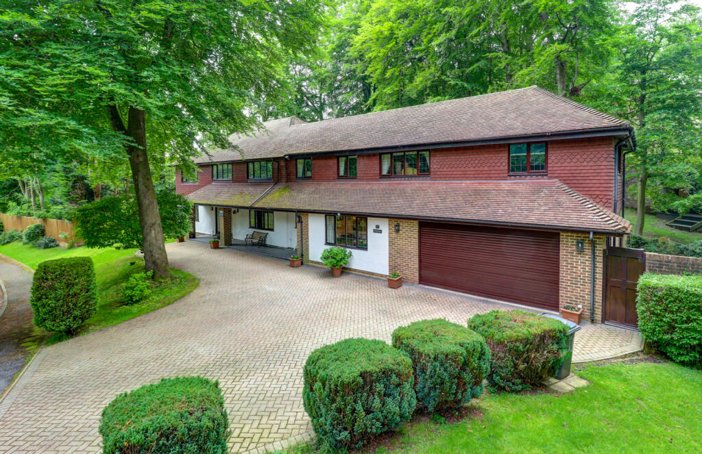 6 bedroom detached house for sale in Magnolia Dene, Hazlemere, High