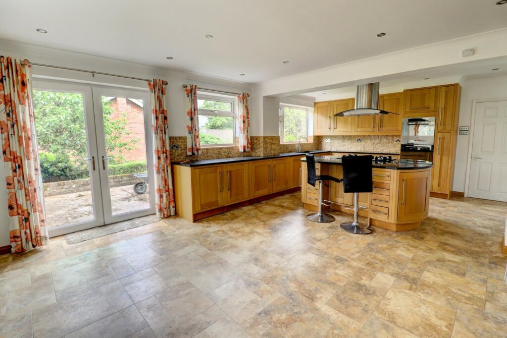 5 bedroom detached house for sale in Longfield, Little Kingshill, Great