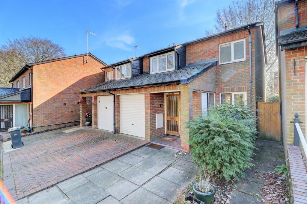 Main image of property: Walnut Close, Great Missenden, Buckinghamshire, HP16