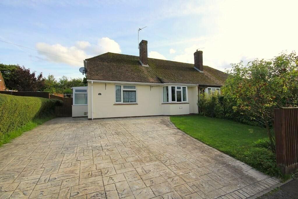 2 bedroom bungalow for sale in Hawthorn Road, Princes Risborough, HP27