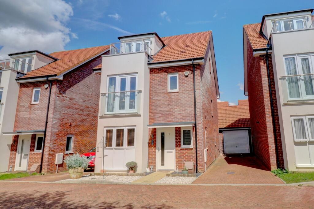 4 bedroom detached house for sale in Leo Crescent, Princes Risborough, HP27