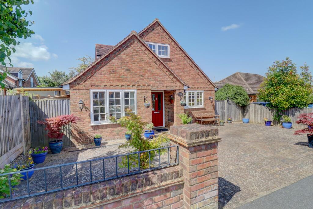 Main image of property: Shortborough Avenue, Princes Risborough, Buckinghamshire, HP27