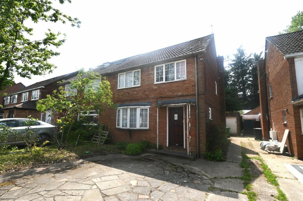 3 bedroom semidetached house for sale in Barton Road, Langley, Berkshire, SL3