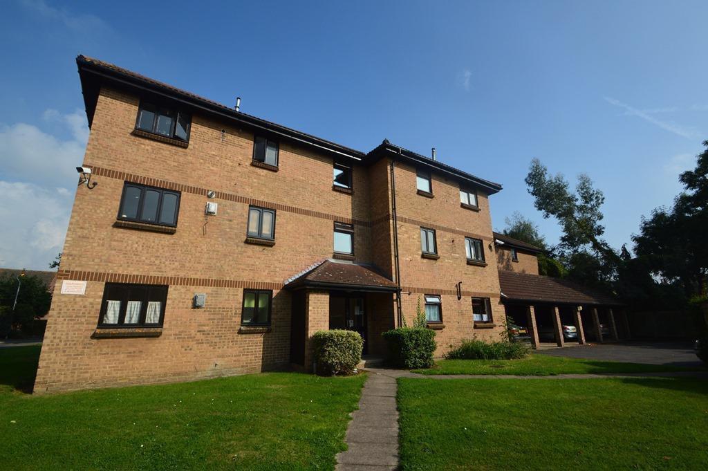 Studio flat for rent in Vicarage Way, Colnbrook, Slough, SL3
