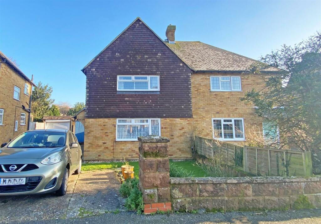 3 bedroom semidetached house for sale in Hawks Town Crescent, Hailsham