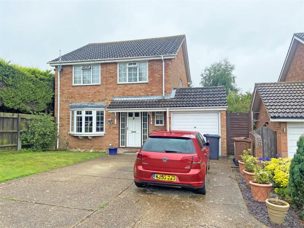 4 bedroom detached house for sale in Howlett Drive, Hailsham, BN27