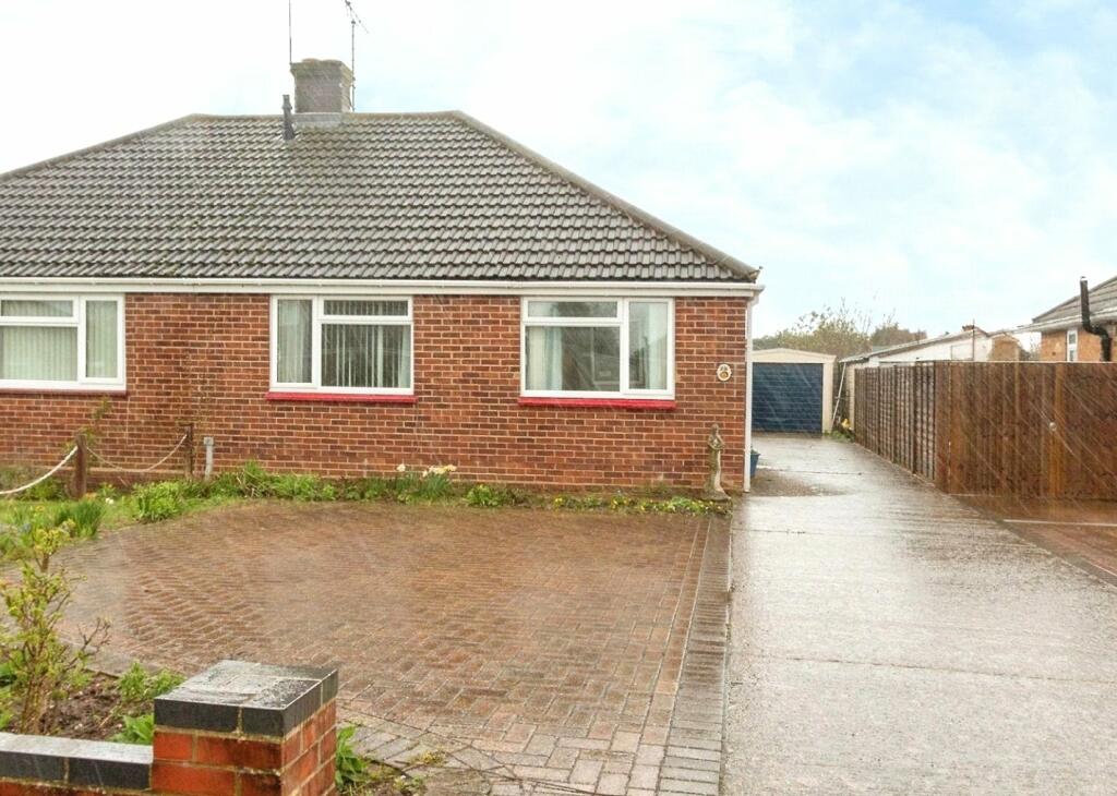 2 bedroom bungalow for sale in Brackley Way, Basingstoke, Hampshire, RG22